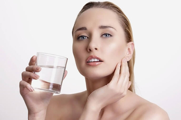 Uống nhiều nước nâng cao làn da