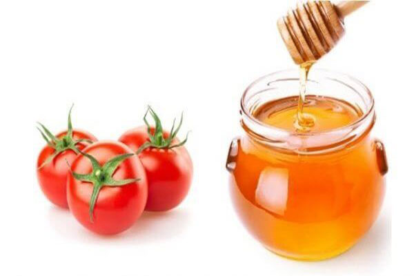 Hút chì da mặt bằng cà chua và mật ong
