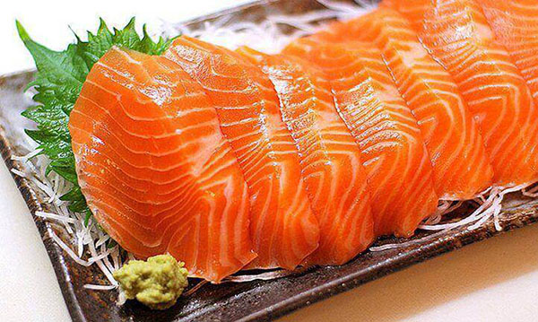 Nên ăn cá hồi nhằm hạn chế cân