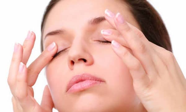 Massage vùng mí mắt