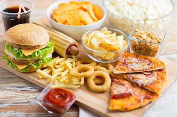 Thực phẩm nhiều dầu mỡ, được nấu với một lượng lớn chất béo, có thể gây tăng cân do chứa nhiều calo.