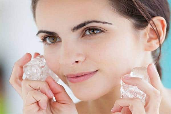 Việc massage da mặt với đá lạnh giúp các mạch máu được lưu thông tốt hơn. Từ đó giảm sưng, khắc phục tình trạng mặt bị béo do phù nề