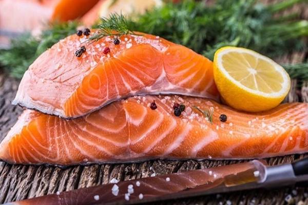 Bổ sung omega-3 trong chế độ ăn, bạn nên chọn cá hồi. Omega-3 đặc biệt đến từ cá có khả năng ngăn chặn tế bào ung thư. Đặc biệt các chất chống oxy hóa carotenoid trong cá hồi có thể ngăn ngừa ảnh hưởng của các gốc tự do gây hại và dẫn đến lão hóa da.