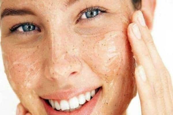 Tẩy da chết cũng quan trọng như việc chống nắng, một bước không thể thiếu trong quy trình làm đẹp da, giúp quá trình tái tạo da nhanh hơn bằng các thao tác kết hợp với sản phẩm chuyên dụng loại bỏ tế bào chết, để có được làn da tươi mới, mịn màng.