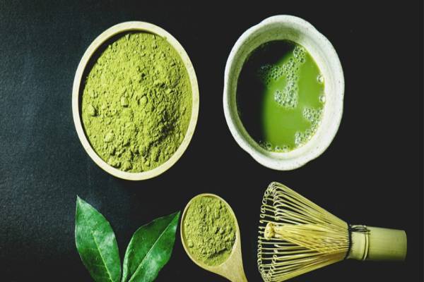 Mặt nạ dầu dừa kết hợp bột trà xanh matcha được sử dụng nhằm chống lại các tác nhân oxy hóa và thải độc.
