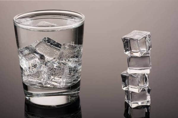 Uống nước đá lạnh