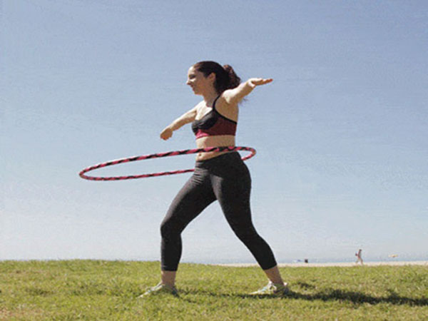 Động tác lắc vòng giúp giảm béo bụng