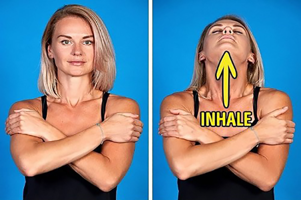 Động tác vòng tay qua ngực và kéo căng cơ mặt giảm nọng cằm