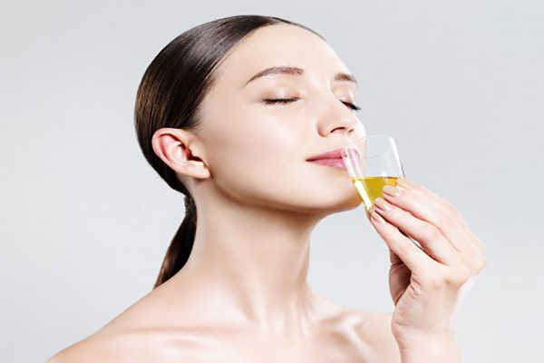 Uống collagen giúp cơ thể dễ dàng hấp thụ hơn cách thoa kem collagen bên ngoài da