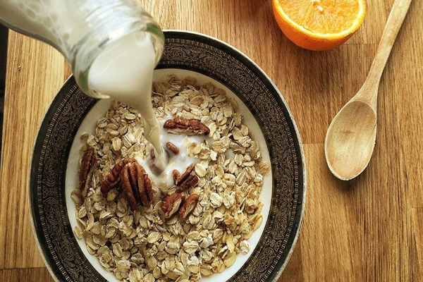 Ăn sáng với yến mạch và sữa tươi để giảm cân