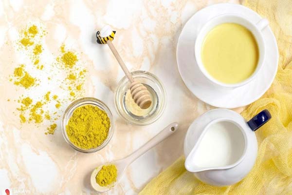 Mặt nạ tinh bột nghệ, mật ong và sữa tươi không đường