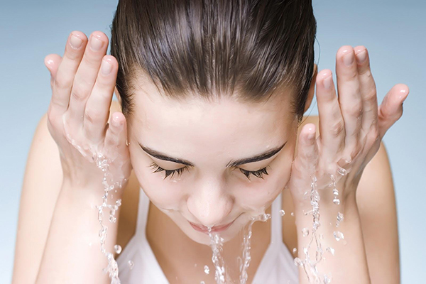 Rửa mặt bằng các sản phẩm dịu nhẹ để phục hồi da đang kích ứng