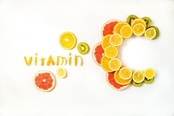 Bổ sung vitamin C không chỉ tốt cho sức khỏe mà còn tăng cường sức đề kháng cho da. Điều này tốt cho việc điều trị da sần sùi, lỗ chân lông to. Một số thực phẩm giàu vitamin C như kiwi, ổi, dâu tây, bông cải xanh, đu đủ, ổi,…