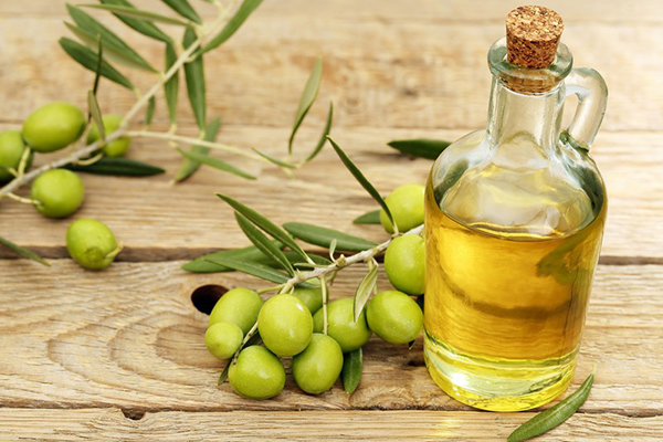 Dầu oliu được chiết xuất từ quả oliu với những lợi ích làm đẹp cùng với công dụng tuyệt vời đối với sức khỏe.