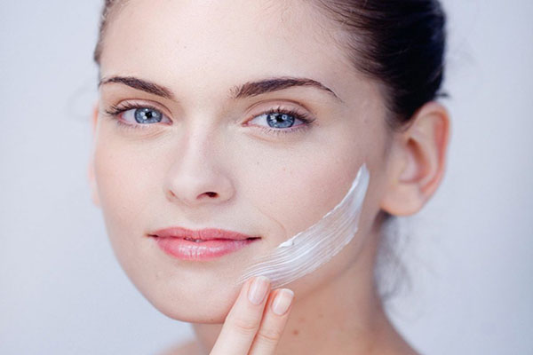 Bôi kem dưỡng chứa collagen