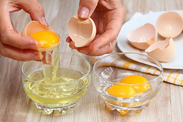 Lòng trắng trứng gà có chứa nhiều loại vitamin (A,E,B,..) và một số hoạt chất có công dụng loại bỏ bã nhờn và kiềm dầu