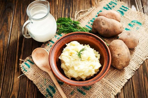 Dưỡng da bằng sữa chua không đường và khoai tây