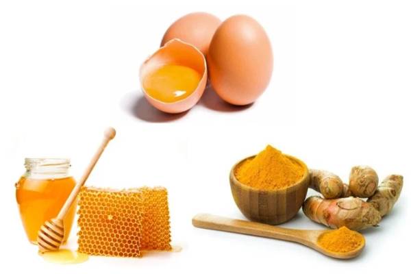 Đắp mặt nạ nghệ với mật ong trứng gà giúp phát huy hiệu quả cực tốt trong công việc làm mờ sẹo và vết thâm do mụn & thương tổn gây nên.