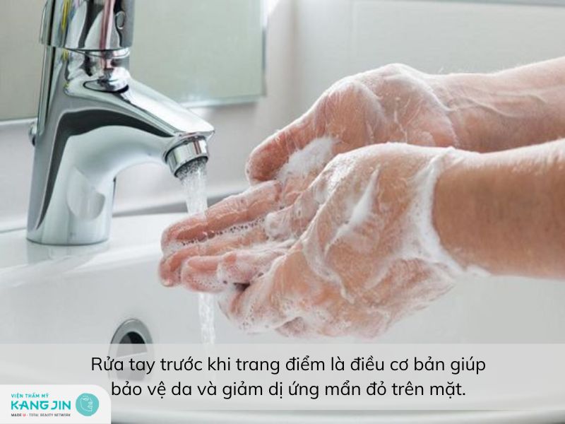 rửa tay trước khi make up để tránh tình trạng vi khuẩn xâm nhập