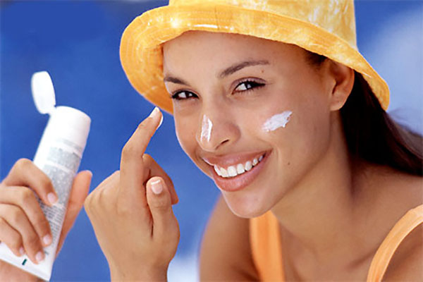 Một điều quan trọng khi chăm sóc da mặt sần sùi chính là bảo vệ. Che chắn da cẩn thận khi đi ra ngoài bằng việc sử dụng kem chống nắng. Chọn loại kem chống nắng có chỉ số SPF và PA phù hợp.