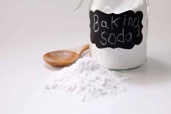 Baking soda giúp ức chế vi khuẩn và hỗ trợ tẩy tế bào chết
