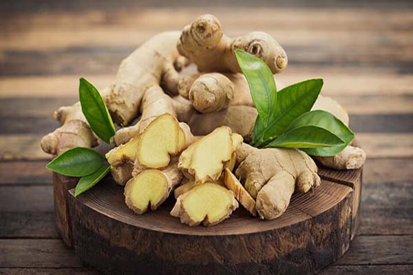 Xông hơi mặt với gừng thái lát