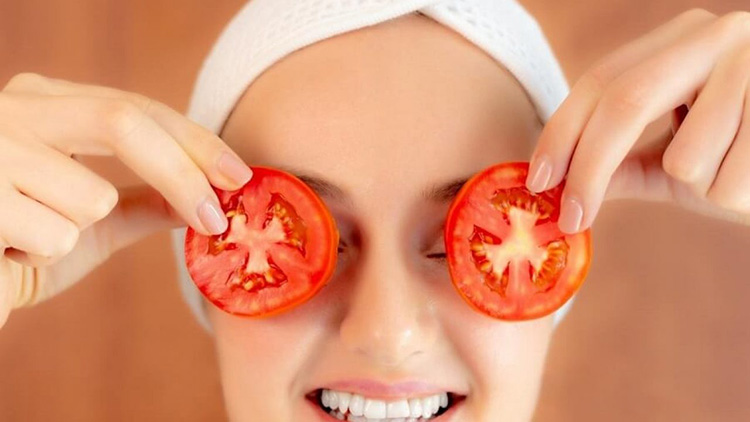 Đắp quả cà chua trị quầng rạm mắt