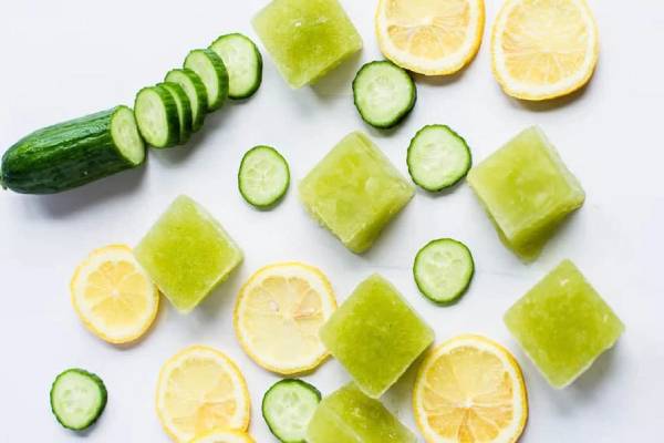 Thoa hỗn hợp dưa chuột xay nhuyễn và nước cốt chanh lên vùng da tối màu