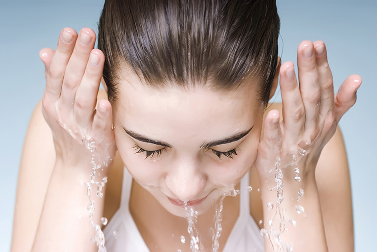 Rửa mặt với nước sạch sau khi đắp mặt nạ