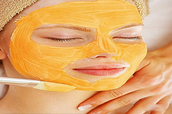 Thoa hỗn hợp đều lên mặt và thư giãn để dưỡng chất từ từ hấp thụ vào da