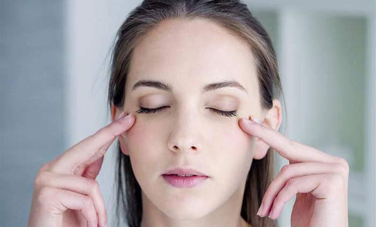 Bài tập massage nâng cơ mắt
