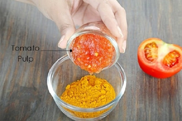 Tinh bột nghệ và cà chua đắp mặt giúp trị nám và tàn nhang