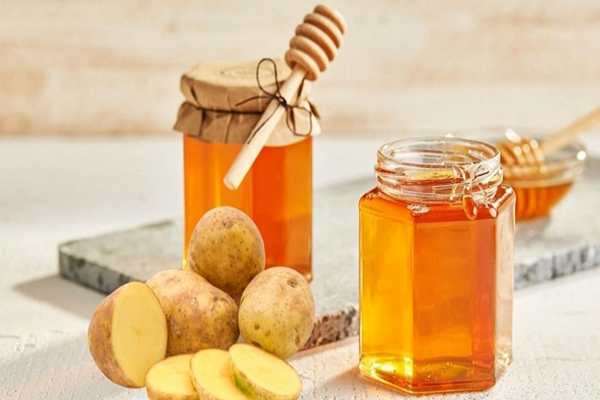 Kết hợp mật ong sữa tươi với khoai tây giúp cấp ẩm hiệu quả cho da
