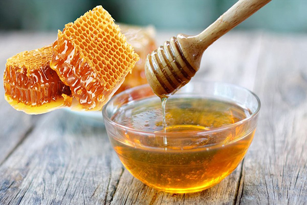 Kết hợp mật ong với sữa dê giúp da dưỡng ẩm và loại bỏ các tế bào da chết