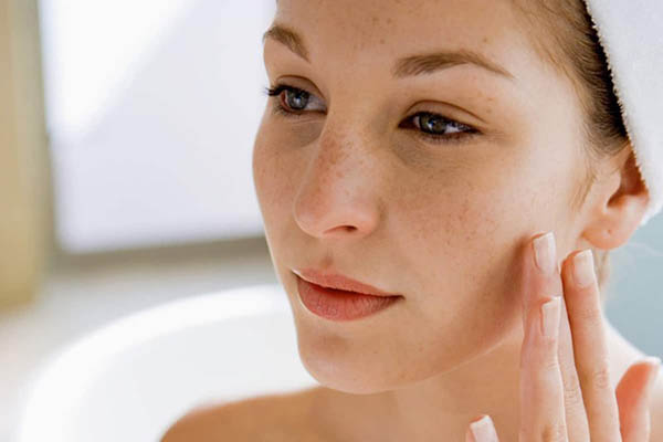 Có rất nhiều nguyên nhân khiến da mặt bị nhiễm độc chì 