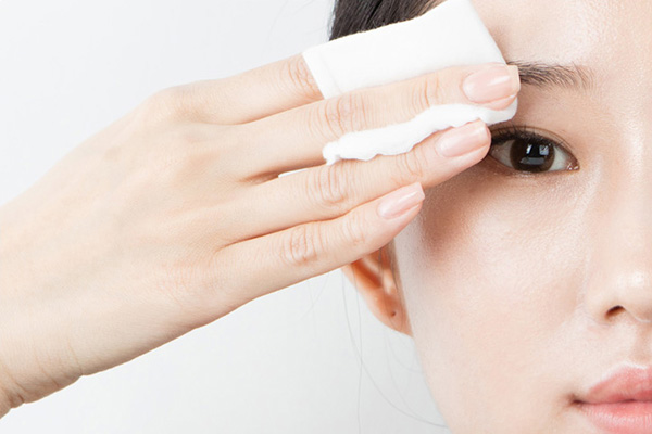 Da mắt chảy xệ do tẩy trang sai cách