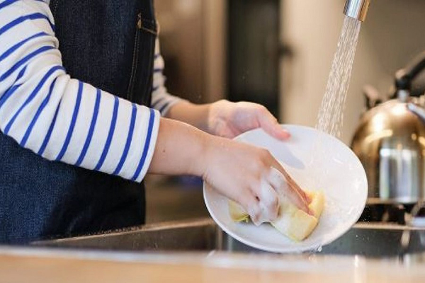 Rửa bát không đeo bao tay khiến da tay tiếp xúc với hóa chất thường xuyên