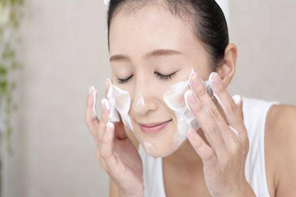 Rửa sạch da để loại bỏ bụi bẩn, vi khuẩn trên da mặt sau một ngày làm việc