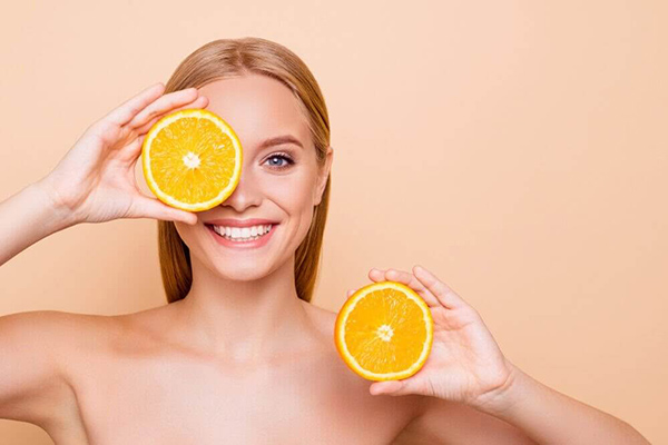 mặt nạ chứa nhiều vitamin C giúp hỗ trợ làm trắng da