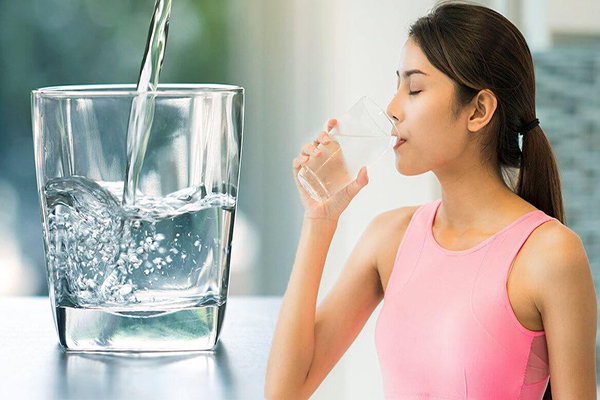 Bổ sung đủ nước để giữ đổ ẩm tự nhiên cho da