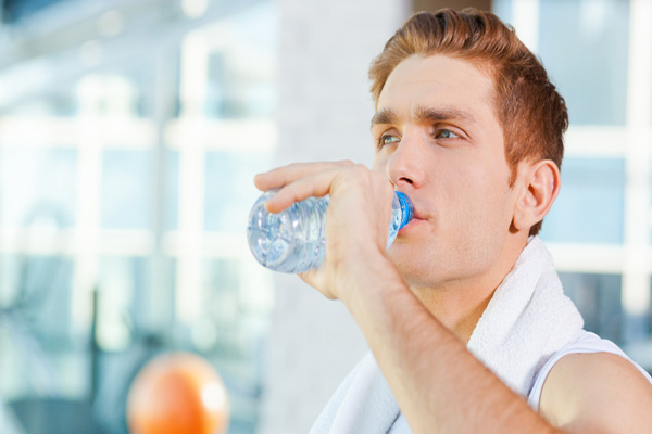 Uống nước đầy đủ để đảm bảo da luôn khỏe mạnh