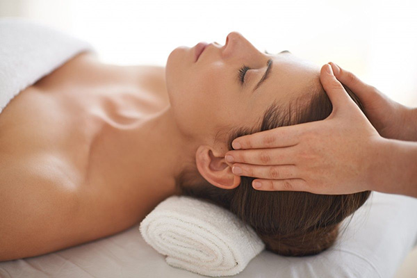 Massage mặt bằng dầu dừa giúp da thẩm thấu dưỡng chất một cách dễ dàng hơn.
