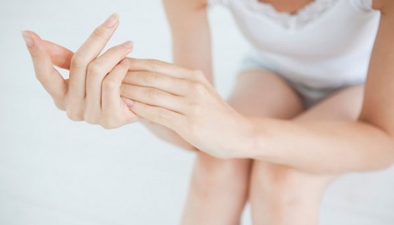 Cách làm giảm nếp nhăn ở ngón tay được nhiều người áp dụngchính là dưỡng ẩm cho da