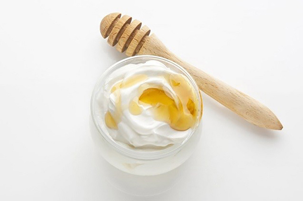 Mật ong và sữa chua đắp mặt giúp da phục hồi những tổn thương