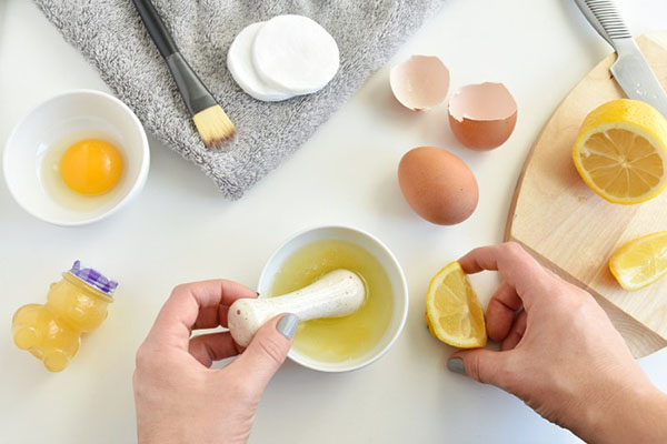Tách lòng trắng trứng gà hết hợp với nha đam và nước cốt chanh