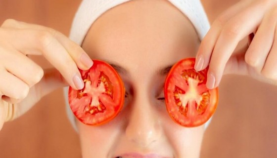 Có thể áp dụng nhiều cách trị thâm mắt bằng cà chua
