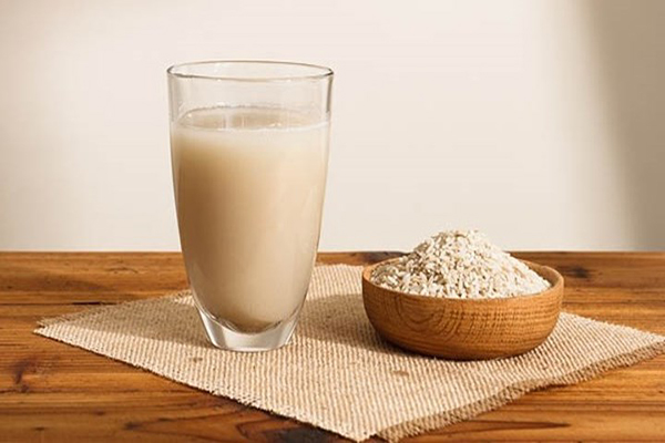 Nhờ thành phần dinh dưỡng trong nước gạo đem lại nhiều công dụng trong điều trị mụn
