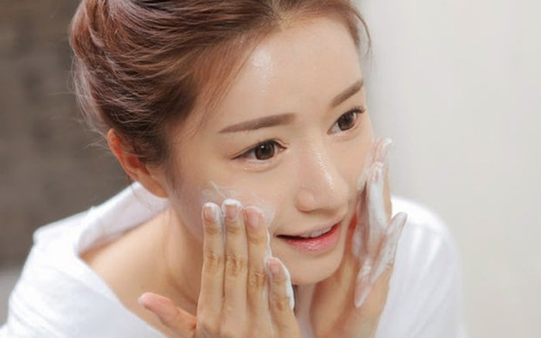 Tác động nhẹ nhàng lên da khi rửa mặt để tránh tổn thương da