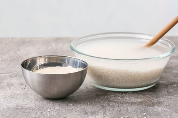 Dùng nước vo gạo lần 2 để loại bỏ bụi bẩn tạp chất