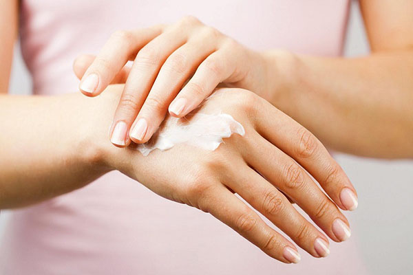 Thoa kem dưỡng da mỗi đêm để giữ độ ẩm cho da